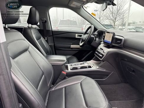 Used 2022 Ford Explorer XLT w/ Equipment Group 202A image 9