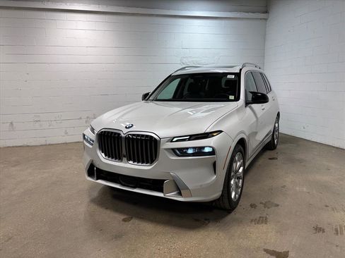 Used 2023 BMW X7 xDrive40i w/ Premium Package image 2