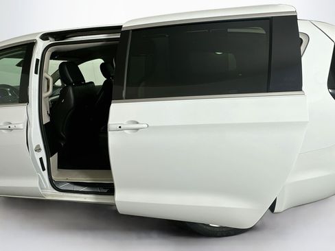 Used 2024 Chrysler Pacifica Touring-L FWD image 25