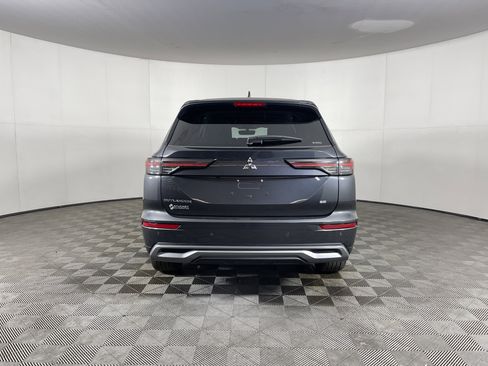 Used 2025 Mitsubishi Outlander SE image 4