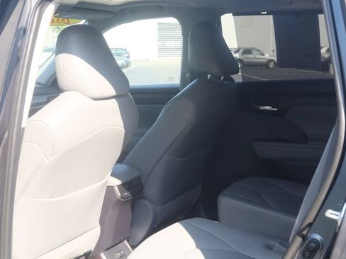 Used 2020 Toyota Highlander XLE AWD/4WD image 31
