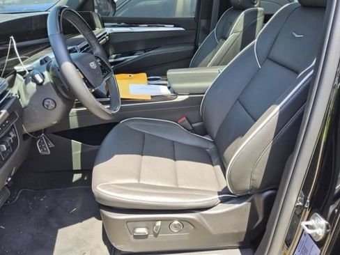 Used 2025 Cadillac Escalade Premium Luxury AWD/4WD image 6