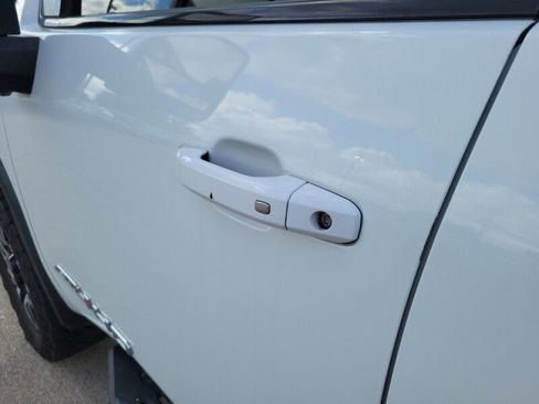 Used 2022 GMC Sierra 2500 AT4 w/ AT4 Preferred Package image 9