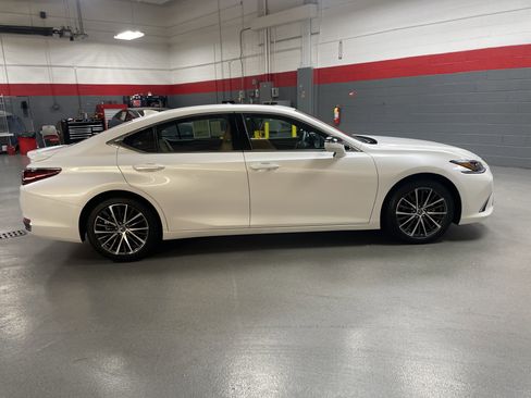 Used 2025 Lexus ES 300h w/ Premium Package image 12