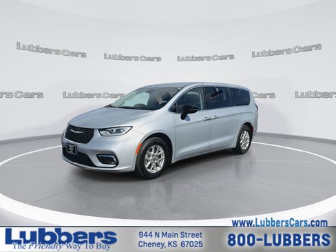 Used 2024 Chrysler Pacifica Touring-L image 4