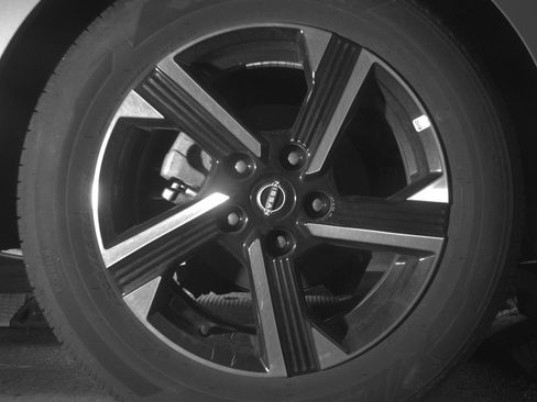 Used 2025 Nissan Sentra SV FWD image 15