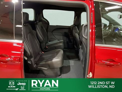 New 2026 Chrysler Pacifica Select image 46