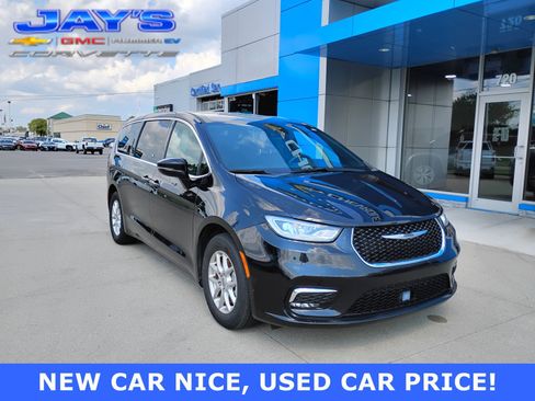 Used 2025 Chrysler Pacifica Select FWD image 1