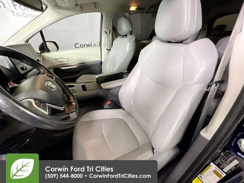 Used 2021 Toyota Sienna XLE image 25