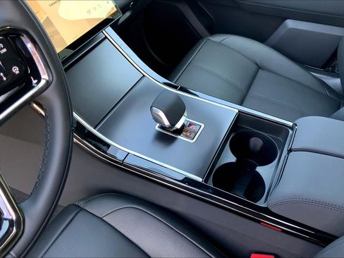 New 2026 Land Rover Range Rover Velar Dynamic SE image 10