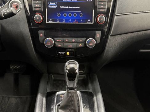 Used 2019 Nissan Rogue SV image 40