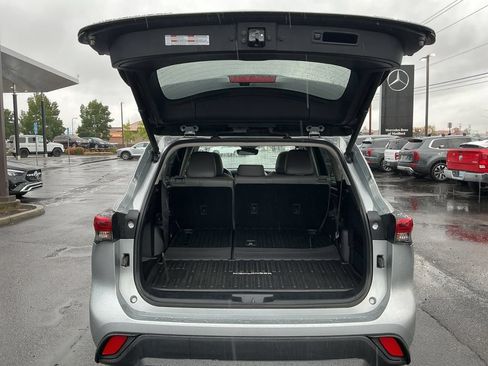 Used 2020 Toyota Highlander XLE AWD/4WD image 27