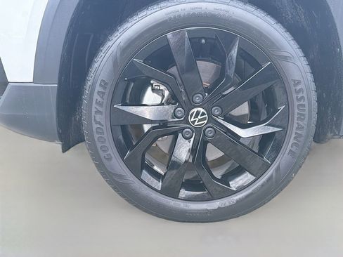 Used 2023 Volkswagen Taos SE w/ Panoramic Sunroof Package image 33