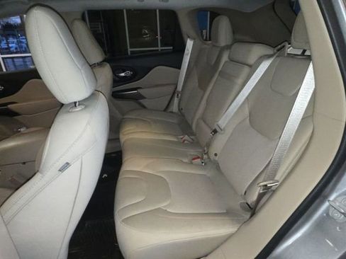 Used 2019 Jeep Cherokee Latitude w/ Popular Appearance Group FWD image 22