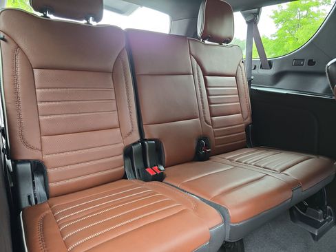 Used 2023 GMC Yukon XL Denali Ultimate AWD/4WD image 12