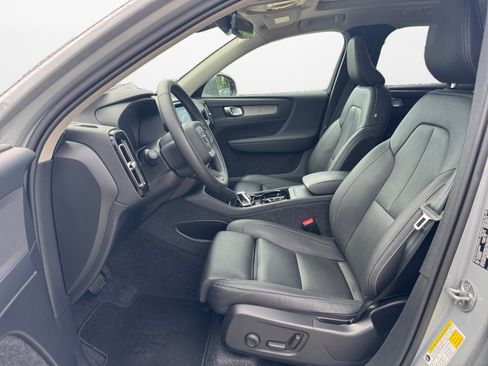 Used 2025 Volvo XC40 B5 Plus AWD/4WD image 9
