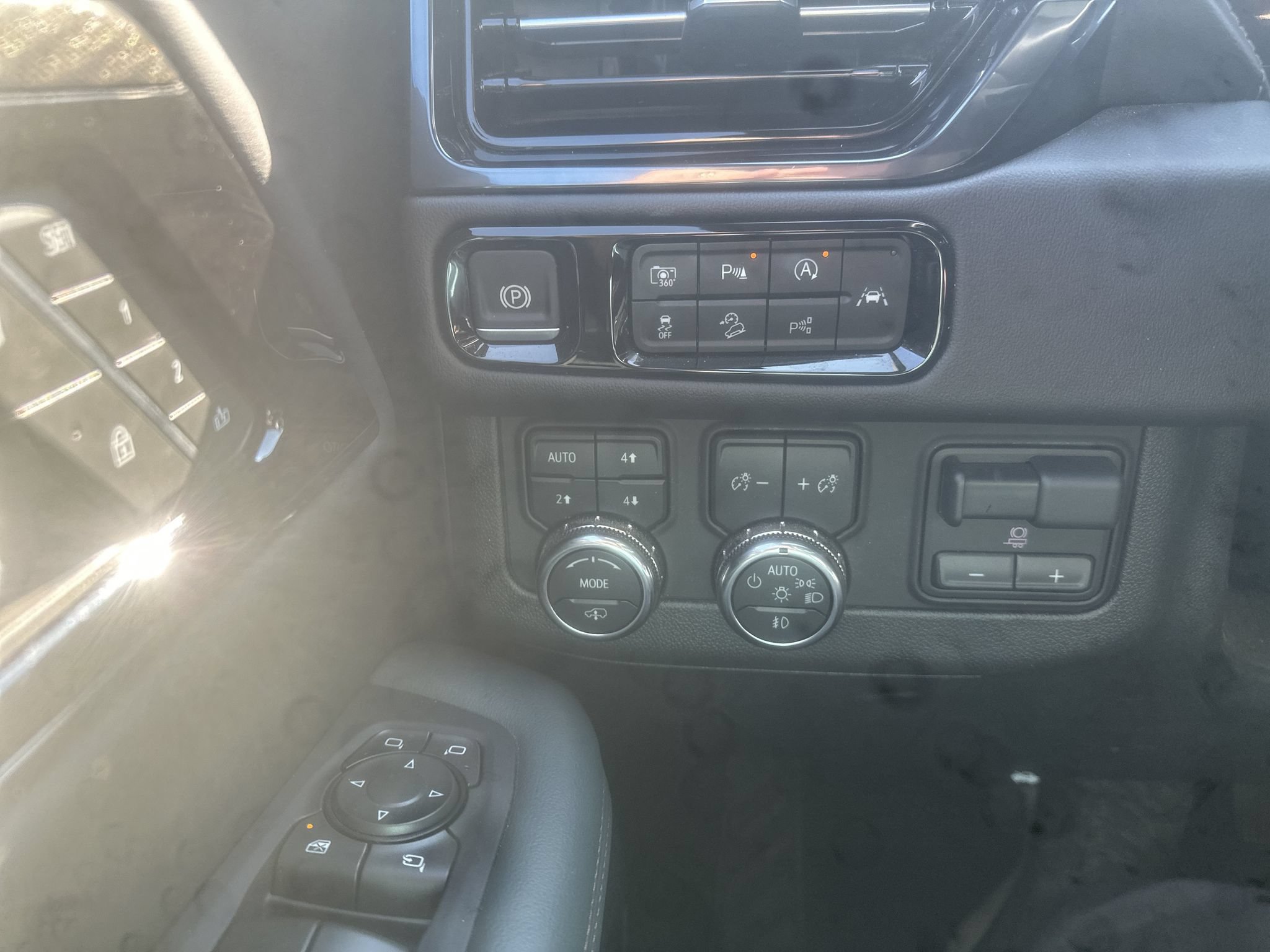 Used 2025 GMC Yukon AT4 w/ AT4 Premium Plus Package AWD/4WD image 18