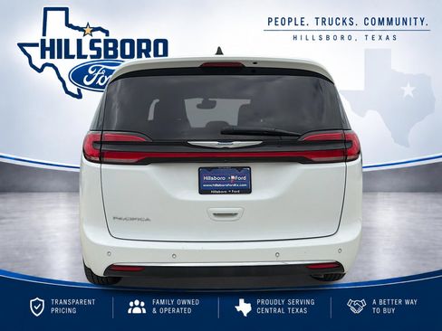 Used 2023 Chrysler Pacifica Touring-L FWD image 6