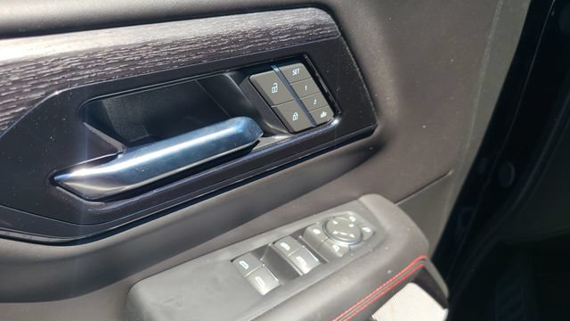 Certified 2025 GMC Yukon AT4 Ultimate AWD/4WD image 11