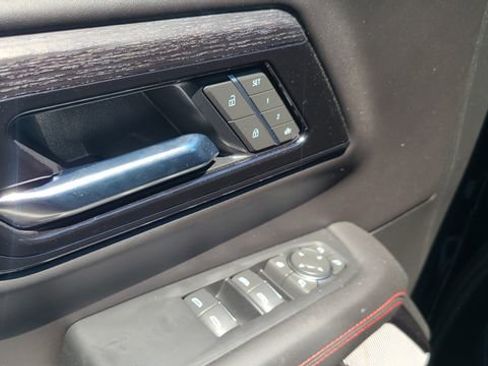 Certified 2025 GMC Yukon AT4 Ultimate AWD/4WD image 11