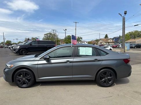 Used 2022 Volkswagen Jetta SE w/ Panoramic Sunroof Package FWD image 5