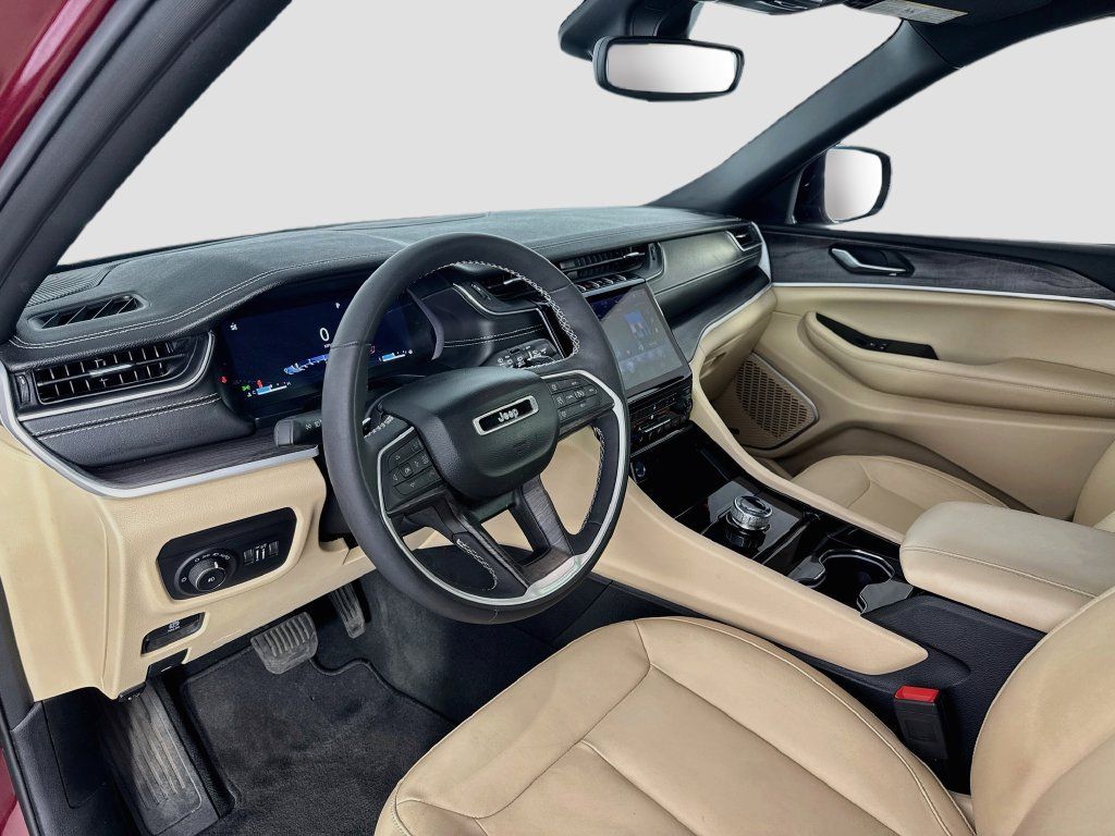 Used 2023 Jeep Grand Cherokee Limited RWD image 9