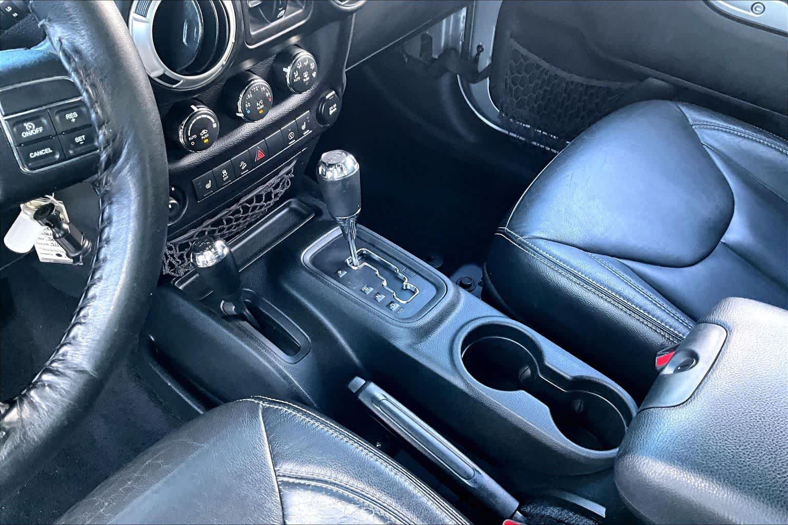 Used 2017 Jeep Wrangler Unlimited Sahara w/ Connectivity Group AWD/4WD image 17