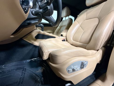 Certified 2022 Porsche Macan image 5