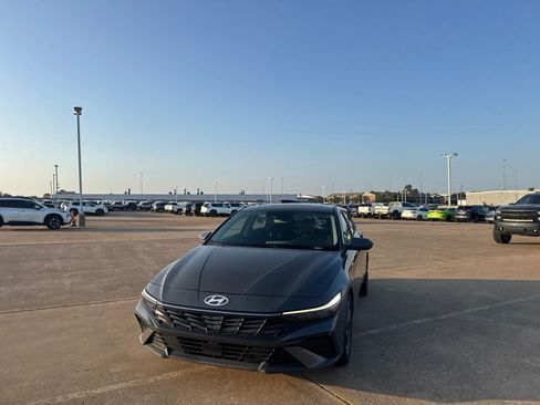 Used 2025 Hyundai Elantra SEL FWD image 6