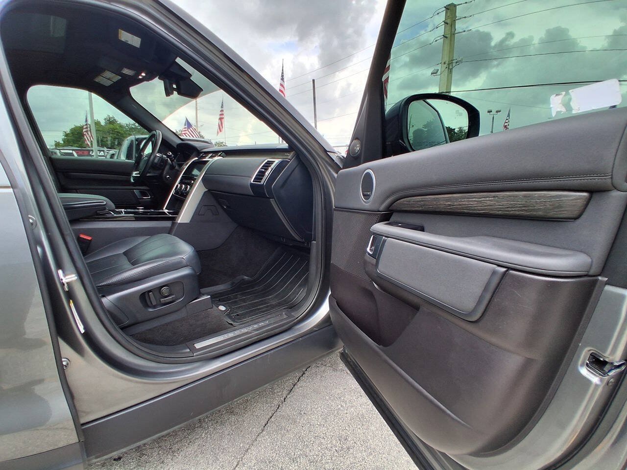 Used 2018 Land Rover Discovery HSE AWD/4WD image 21
