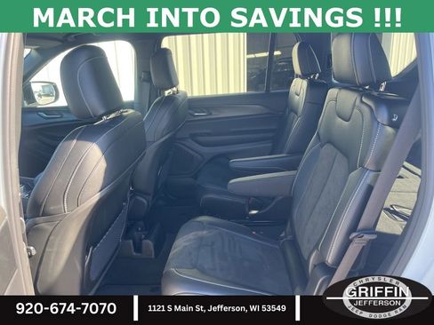 Used 2025 Jeep Grand Cherokee L Laredo image 8