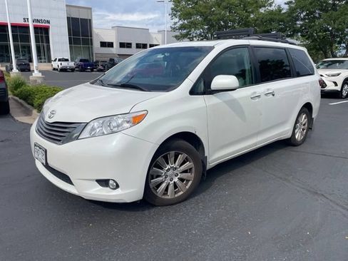 Used 2017 Toyota Sienna XLE Premium AWD/4WD image 2