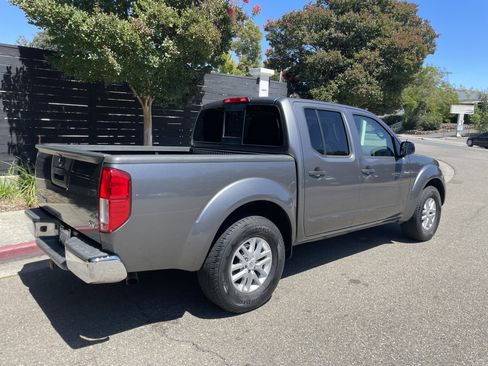 Used 2016 Nissan Frontier SV RWD image 3