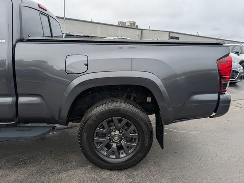 Certified 2022 Toyota Tacoma SR5 AWD/4WD image 4