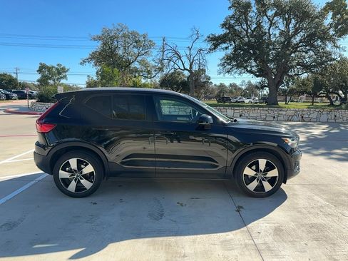 Certified 2022 Volvo XC40 T5 Momentum w/ Premium Package image 7