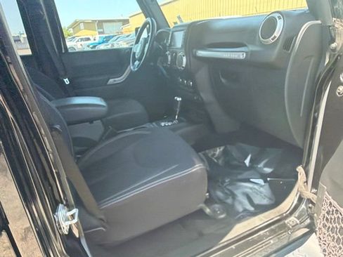 Used 2018 Jeep Wrangler Unlimited Sahara AWD/4WD image 9