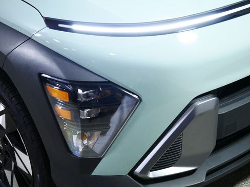 Used 2024 Hyundai Kona SEL AWD/4WD image 16