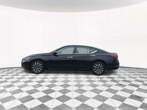 Used 2024 Nissan Altima 2.5 SV FWD image 2