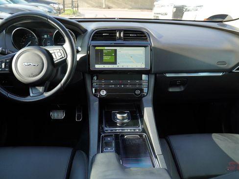 Used 2019 Jaguar F-PACE Premium image 16