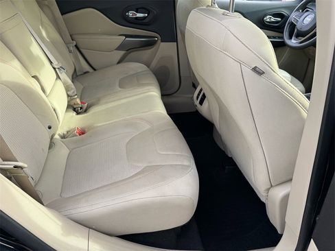 Used 2019 Jeep Cherokee Latitude w/ Popular Appearance Group image 17