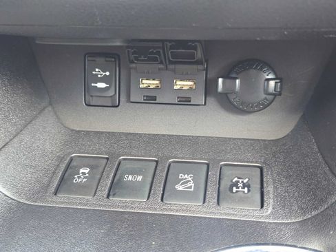 Used 2019 Toyota Highlander XLE AWD/4WD image 29