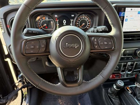 Used 2025 Jeep Wrangler Unlimited Rubicon AWD/4WD image 19