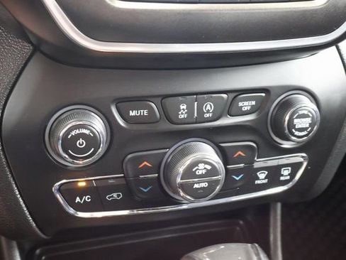 Used 2022 Jeep Cherokee Trailhawk w/ Comfort/Convenience Group AWD/4WD image 21