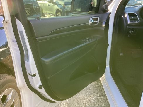 Used 2020 Jeep Grand Cherokee Altitude RWD image 10
