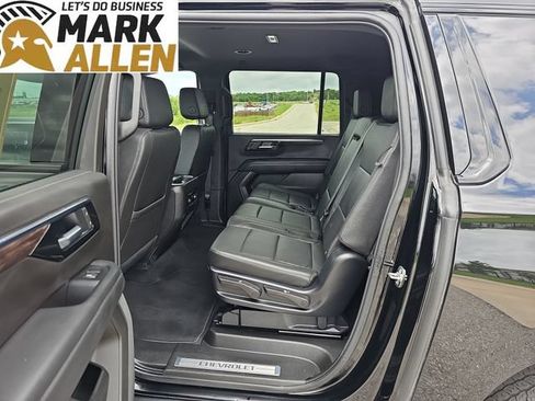 Used 2025 Chevrolet Suburban Z71 AWD/4WD image 25