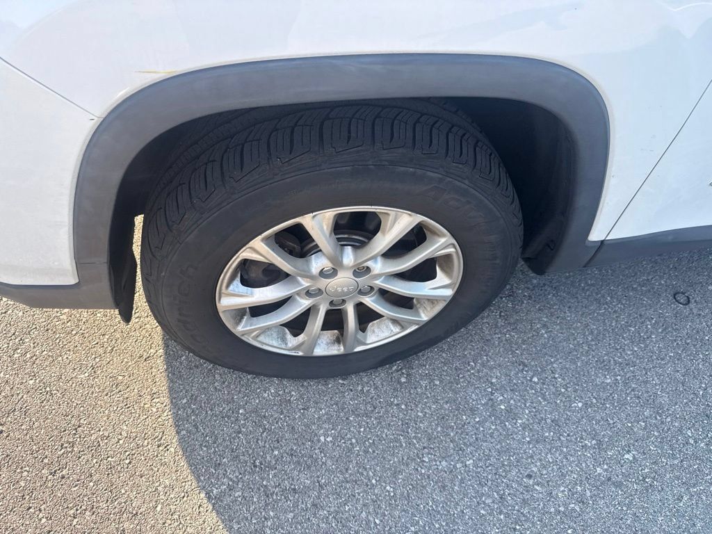Used 2019 Jeep Cherokee Latitude w/ Cold Weather Group AWD/4WD image 9