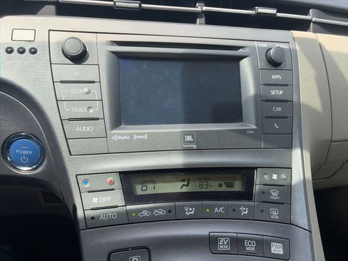 Used 2015 Toyota Prius Five image 16