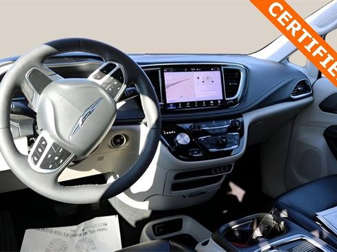 Used 2024 Chrysler Pacifica Select image 14