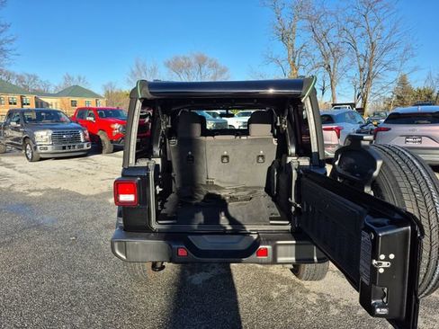 Used 2023 Jeep Wrangler Unlimited Sahara AWD/4WD image 19