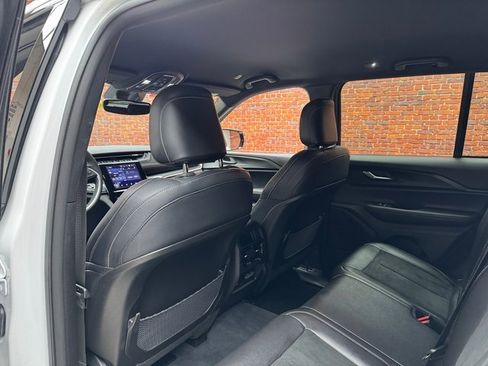 Used 2023 Jeep Grand Cherokee Altitude image 24